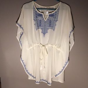 Adorable, white, flowy, top with stitched details